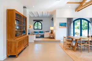 a dining room and living room with a table and chairs at Iparra -Elégance, confort près golf in Soorts-Hossegor