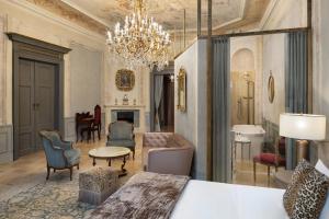 クラクフにあるH15 Palace, a Luxury Collection Hotel, Krakowのベッドルーム(シャンデリア付)、リビングルーム