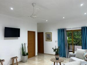 TV a/nebo společenská místnost v ubytování Apartamento 2BR con piscina en Las Terrenas