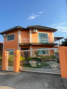 a house with a glass gate in front of it at Casa Laranja Imbituba in Imbituba