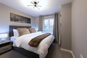 エディンバラにあるElegant 4BR Home, Parking, City Centre, Sleeps7の大きなベッドと窓のある寝室