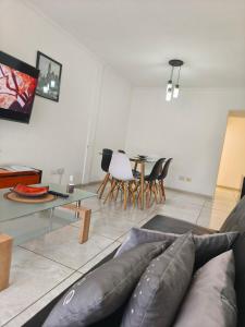 Et tv og/eller underholdning på Hermoso re completo cómodo balcón al frente 3 dorm