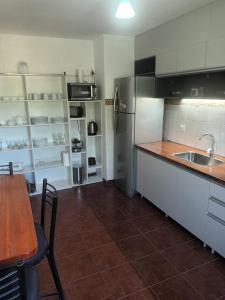 Køkken eller tekøkken på Hermoso re completo cómodo balcón al frente 3 dorm