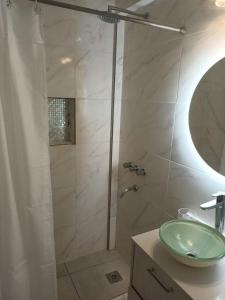 Et badeværelse på Hermoso re completo cómodo balcón al frente 3 dorm