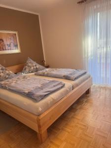 Dos camas individuales en una habitación con ventana. en Ferienwohnung Schwinghammer, en Aschau im Chiemgau