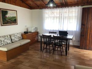 un soggiorno con un tavolo e un divano di Chácara / Casa de Campo a Bragança Paulista