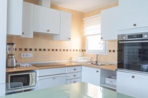 Kuchyň nebo kuchyňský kout v ubytování Luisamar Sea View