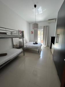 Una cama o camas en una habitación de St Julians Hideaway