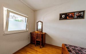 TV/trung tâm giải trí tại Pet Friendly Apartment In Viganj With Lake View +12 ảnh