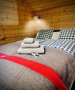 Una cama o camas en una habitación de Hüttli Chalet with panoramic view