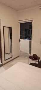 En eller flere senge i et værelse på Luna Marfil Elegant Studio in Cala Cala