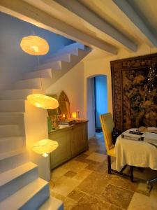 Φωτογραφία από το άλμπουμ του Perche King's Bedroom in MaisonNomadeChic σε Cour-Maugis-sur-Huisne