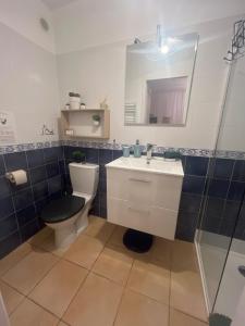 Ένα μπάνιο στο Grand studio neuf en rez de jardin avec terrasse +9 φωτογραφίες