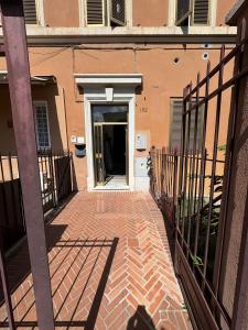 una entrada a un edificio con un portón y una puerta en San Pietro Apartment Vatican 5 min Walk, en Roma