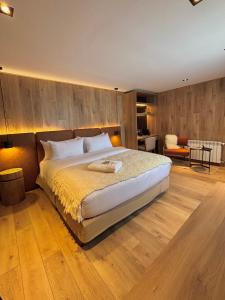 Un dormitorio con una cama grande en una habitación. en Montano Boutique Suites, en El Calafate 22 fotos más