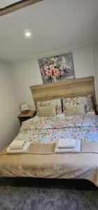 Un dormitorio con una cama grande con dos toallas encima. en Serenity Nook, en Skegness