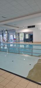 una piscina vacía en un gran edificio en Serenity Nook, en Skegness