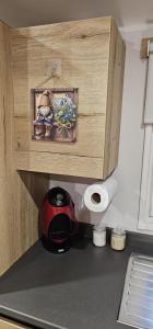 Una encimera de cocina con un rollo de papel higiénico. en Serenity Nook, en Skegness