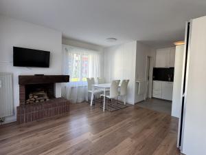 Μια τηλεόραση ή/και κέντρο ψυχαγωγίας στο Casa Laret 6