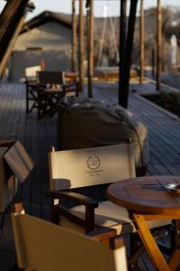 オチワロンゴにあるOtjiwa Thorn Bush Tented Campのテーブルと椅子(上にボックス付)