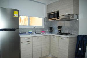 Una cocina o cocineta en Cozy 1-BR Near Eagle Beach