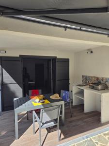 Kuchyň nebo kuchyňský kout v ubytování Logement neuf 4 pers tout confort calme mer à 200m