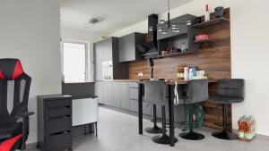 una cucina con bancone e un bar con sgabelli di Villa am Rhein in Monheim a Monheim Altre 4 foto