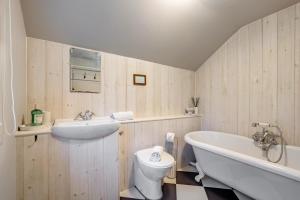 een badkamer met een bad, een toilet en een wastafel bij Boldshaves Cottage in Woodchurch +17 foto's