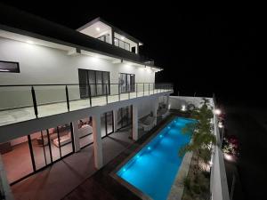 ein Haus mit Swimmingpool bei Nacht in der Unterkunft Villa Di Lucca in Prea + 11 Fotos