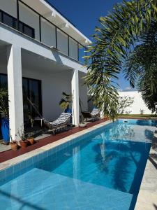 ein Swimmingpool vor einem Haus in der Unterkunft Villa Di Lucca in Prea