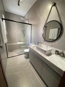 ein Badezimmer mit Waschbecken, Dusche und Spiegel in der Unterkunft Villa Di Lucca in Prea