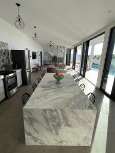 eine Küche und ein Wohnzimmer mit einem großen Marmortisch in der Unterkunft Villa Di Lucca in Prea
