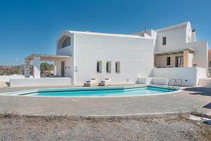 eine Villa mit einem Swimmingpool vor einem Haus in der Unterkunft Golden Horizon Villas Santorini in Akrotiri