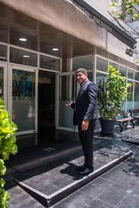 利马圣奥古斯丁独家酒店的身着制服的人站在建筑物外面