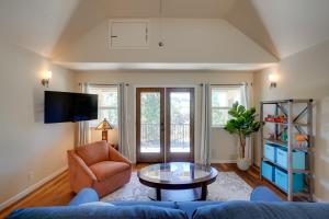 Μια τηλεόραση ή/και κέντρο ψυχαγωγίας στο Colfax Getaway with Hot Tub, Mountain Views!