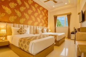 une chambre d'hôtel avec deux lits et une fenêtre dans l'établissement Arogyadham Wellness Retreat, à Rishikesh