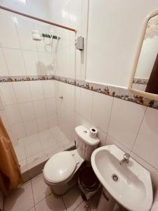a bathroom with a toilet and a sink at Seguridad para la familia in Tena