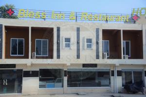 Un edificio con un cartel encima en Bless-Inn & Restaurant, en Islamabad