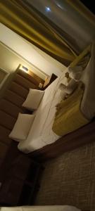 Una cama con sábanas blancas y almohadas en una habitación. en Résidence touristique marcadal, en Fort de lʼEau 10 fotos más