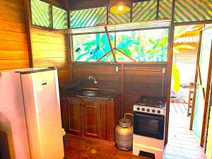 Kuchyň nebo kuchyňský kout v ubytování Jambu Hostel Combu