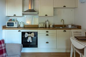 Kuchyň nebo kuchyňský kout v ubytování The Perk Inn, Cosy & Secluded Garden Lodge