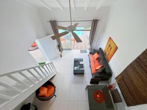 Saint MartinにあるMango Orange Duplex - Orient Bayの天井ファン付きのリビングルームのオーバーヘッドビュー