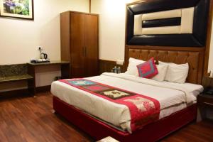 a bedroom with a large bed in a room at Hotel Mayur Katra in Jāmb