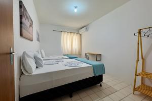sypialnia z dużym łóżkiem w pokoju w obiekcie Lindo Apê dois quartos em frente ao mar na Barra de São Miguel w mieście Barra de São Miguel