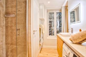 a bathroom with a shower and a sink at Le Saint-Sauveur - Chaleureux 2 pièces - Vidéoprojecteur in Caen