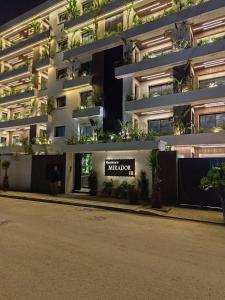 un hombre parado frente a un edificio en El MIRADOR, en El Aouina Station