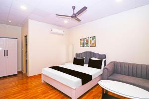 a bedroom with a bed and a couch at Hotel O Gala Banquet in Rānchī