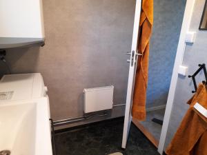 Un baño pequeño con inodoro y lavabo. en Cozy country cottage in scenic location near Monsteras, en Alebo