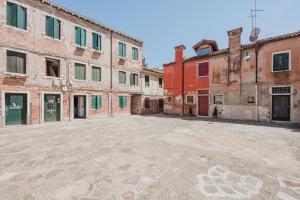 an empty courtyard in an old building at Balastro Design Rooms - Venice City Center in Venice