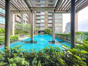 an overhead view of a swimming pool in a building at Elegant Stay near IconSiam l High-speed WiFi l BTS Wongwian Yai in Godown